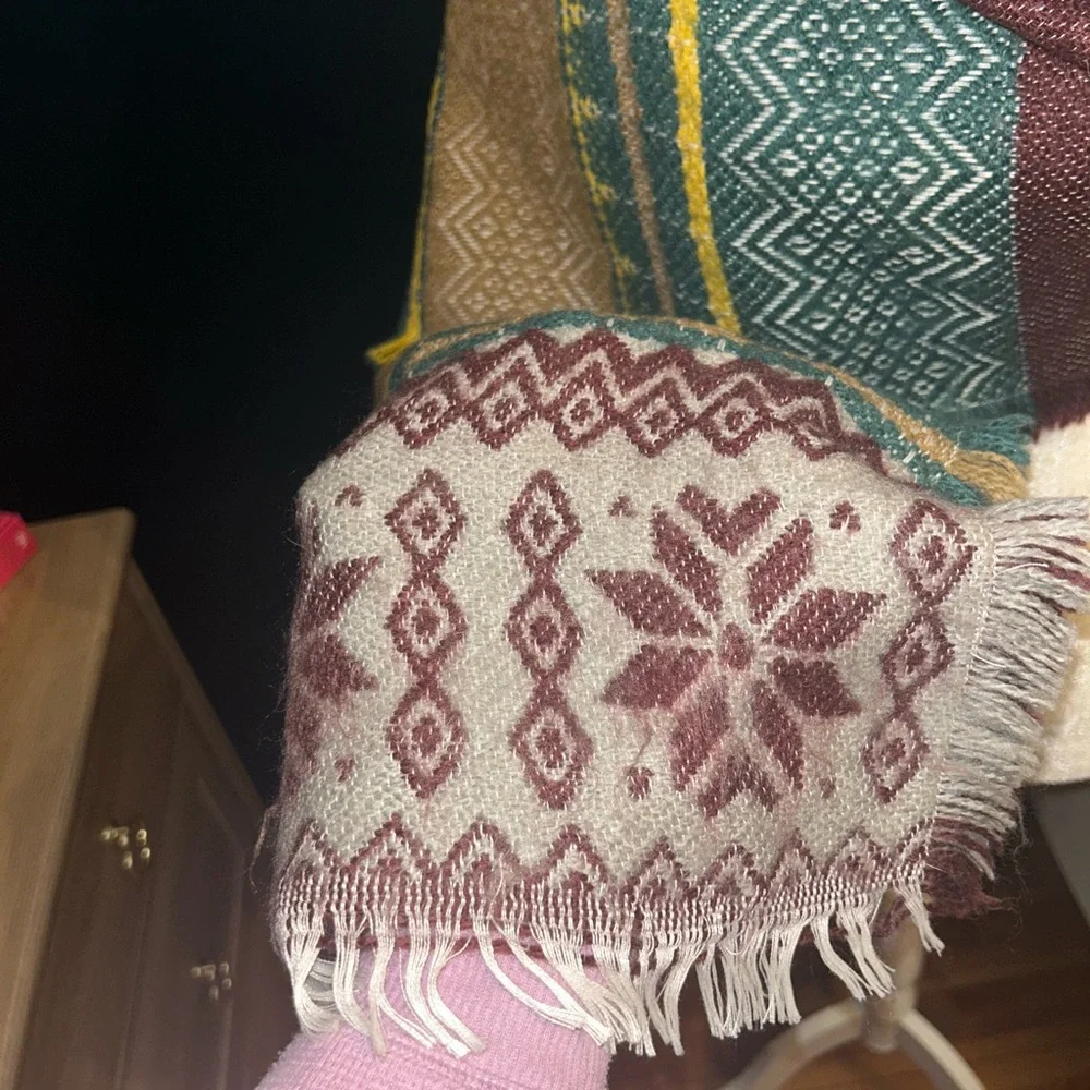 Cozy Multicolor Geometric Pattern Blanket Scarf - Picture 3 of 8